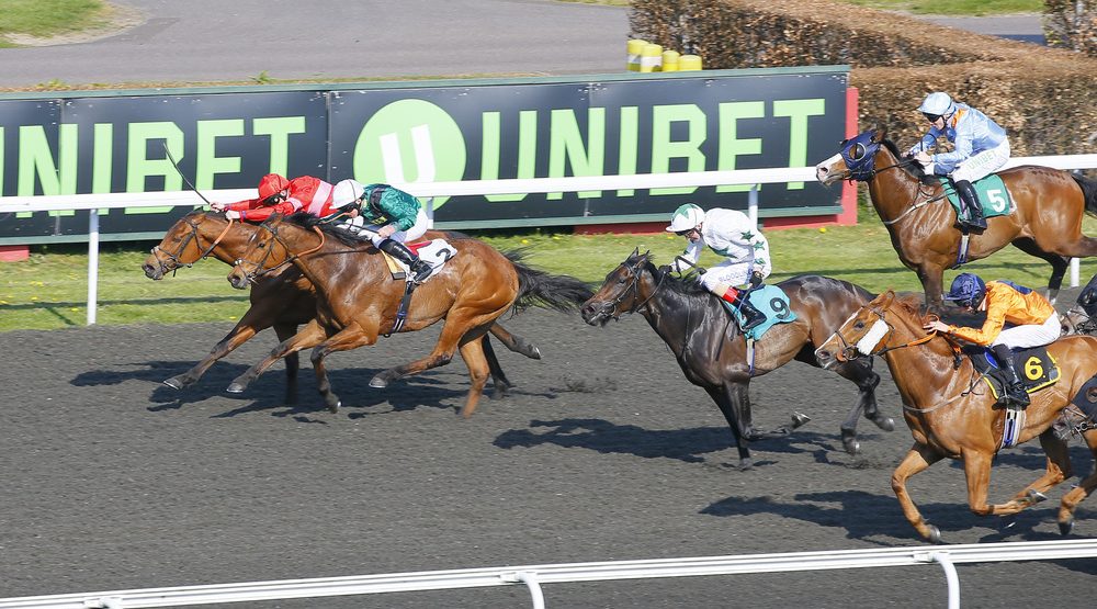 Embour wins at Kempton under Martin Dwyer